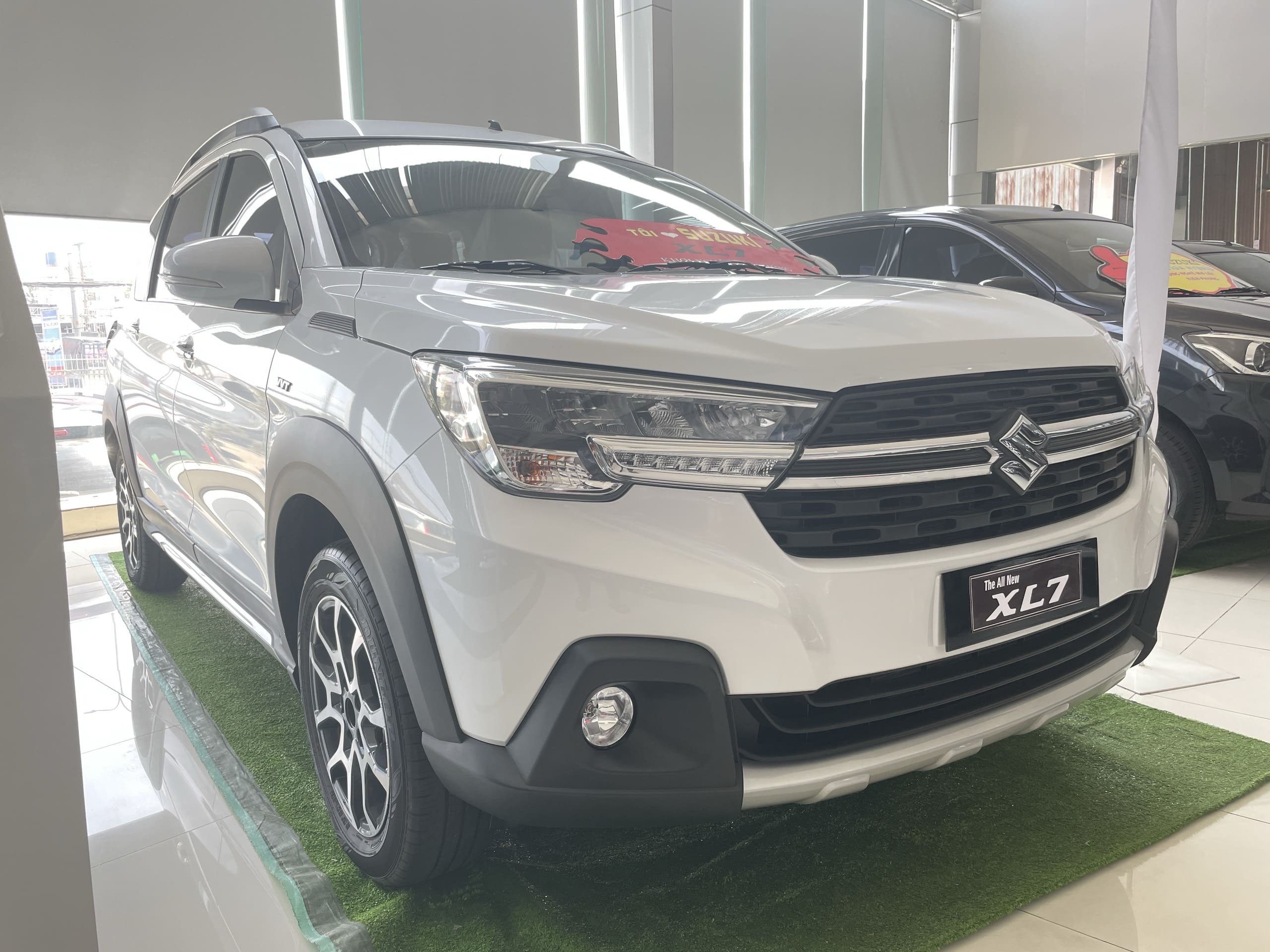 Giá xe Suzuki XL7 màu trắng