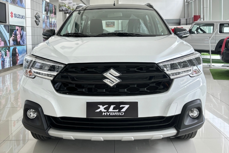 Đầu xe Suzuki XL7 Hybrid trắng nóc đen