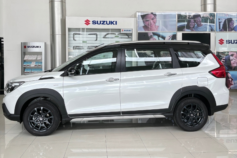 Hông xe Suzuki XL7 Hybrid màu trắng nóc đen